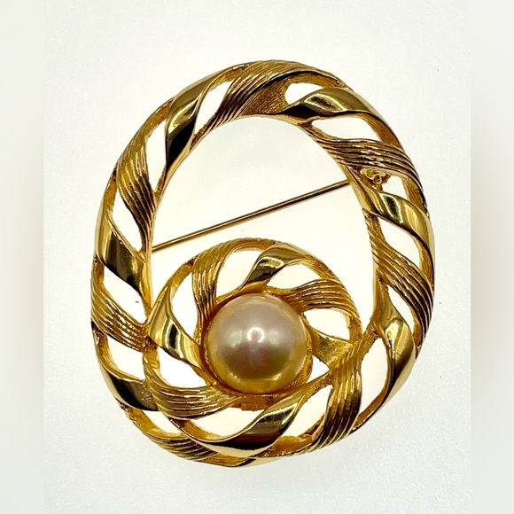 Vintage 70s Signed Christian Dior Runway Couture Gold Plated Faux Pearl Brooch - Picture 8 of 8